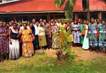 La photo de famille après la première session de sensibilisation organisée par l'AFRABU