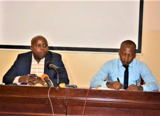 Frédéric Manirambona et le conseiller principal du maire de Bujumbura